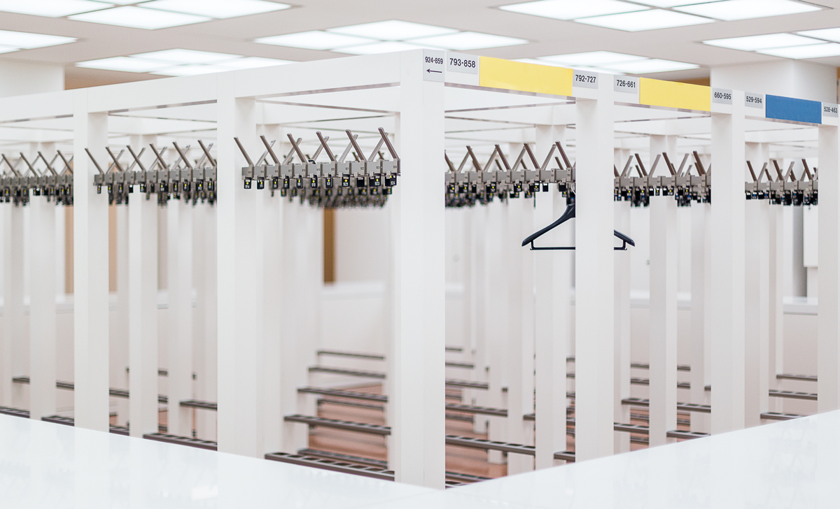 Eenzame hanger in garderobe